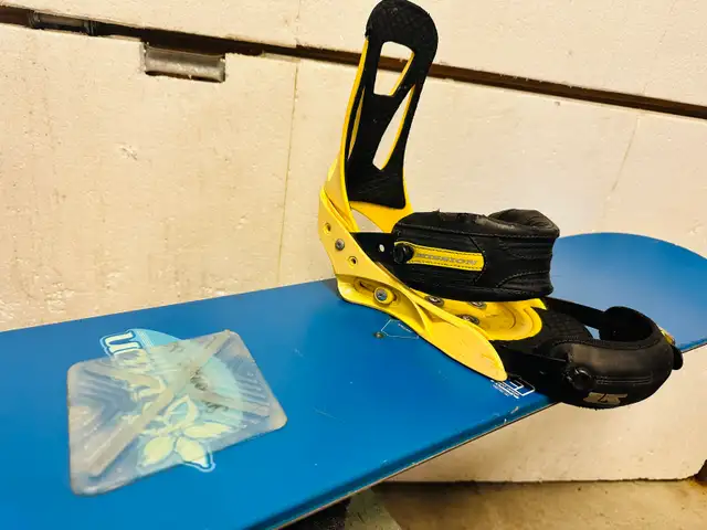 Burton snowboard 156 cm with Burton Mission medium bindings in Snowboard in Markham / York Region - Image 6