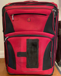 Grosse valise  rouge à roulettes