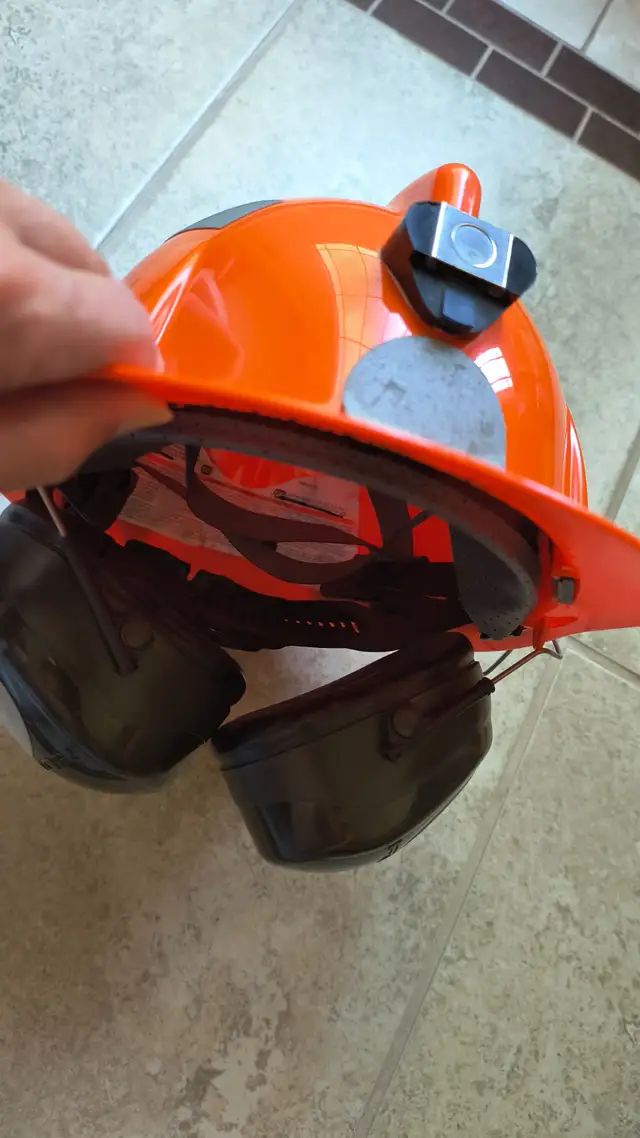 Casque de protection Topgard MSA avec coquille anti-bruit in Multi-item in City of Montréal - Image 5
