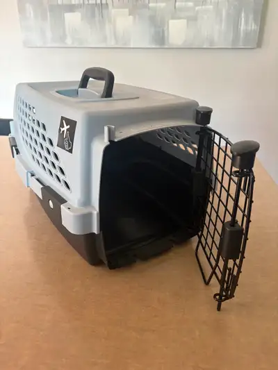 Cage de transport en plastique, porte en grillage qui peut s’enlever. 18 pouces de longueur, 10 pouc...