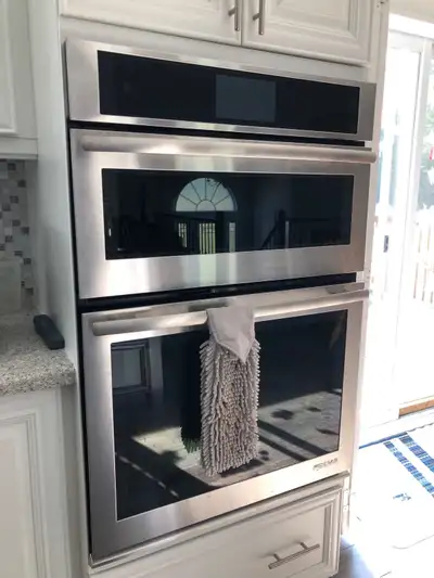 Premium Jenn-Air built-in double unit. Top is a microwave/convection oven combo, bottom is a full-si...