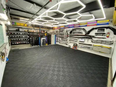 Small workshop located in mississauga near pearson airport (bramalea/derry) Heat, electricity, wifi...