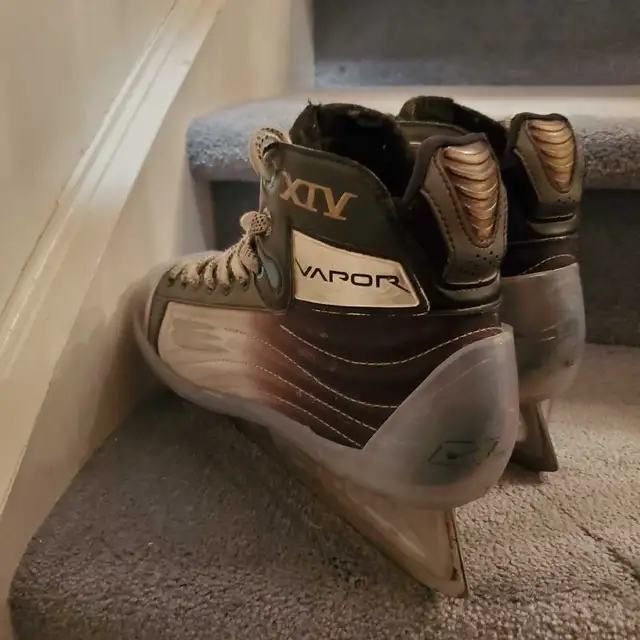 Mens BAUER VAPOR Goalie Skates Shoe Size 9 / Skate Size 7.5 EE in Hockey in Barrie - Image 3