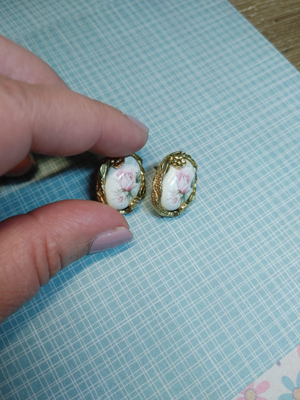 Vintage Earrings porcelain Rose Pink Cream GoldTone Cameo in Jewellery & Watches in Brockville - Image 4