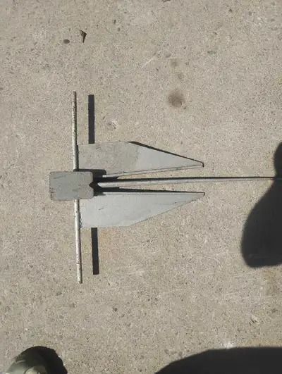 This pre-owned Danforth boat anchor is ready to help you securely moor your vessel on your next aqua...