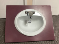 Lavabo salle de bain avec robinet