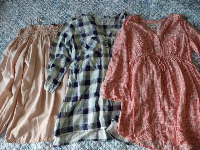 Maternity Clothes Tops and Bottoms 13 items in Women's - Maternity in City of Toronto - Image 3