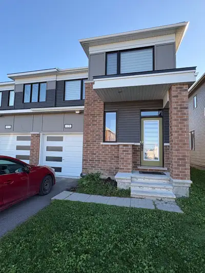 End unit townhouse 3bed 3bath. Close to 417.
