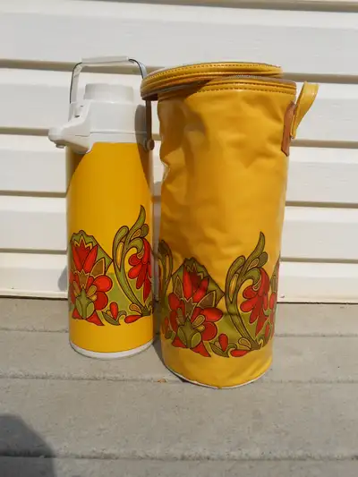 Vtg 70's Peacock Vacuum Bottle Pump Dispenser w/ Case No shipping, local pickup only