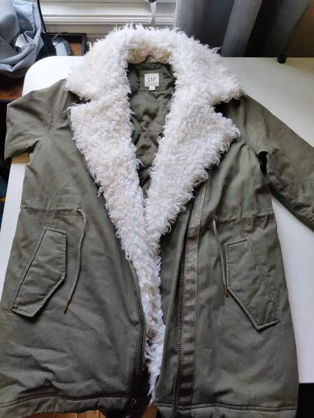 Gap winter jacket  in Women's - Tops & Outerwear in Kingston - Image 2