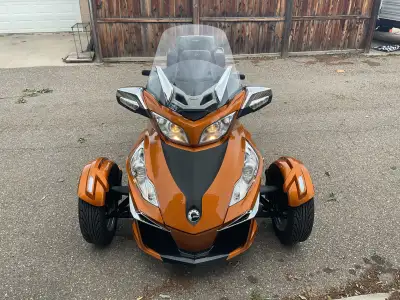 2014 Can-Am Spyder RT Ltd. 29950km. Second owner. New front tires. Garmin GPS. Back rest. Garage Que...