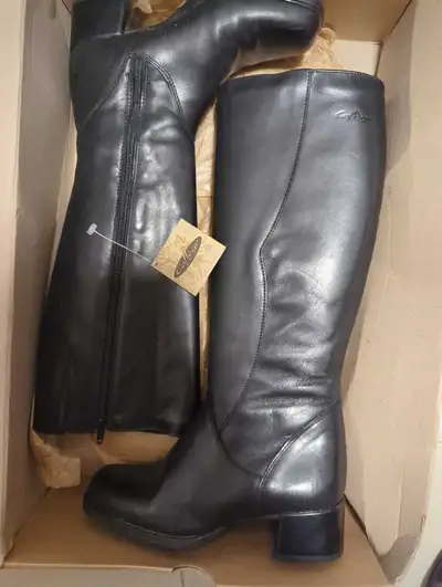 New Women's size 5 B, View more
