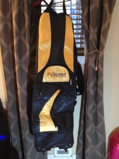 Sac de voyage de couleur noir et jaune avec roulettes En nylon épais et doublé à l'intérieur Trois p...