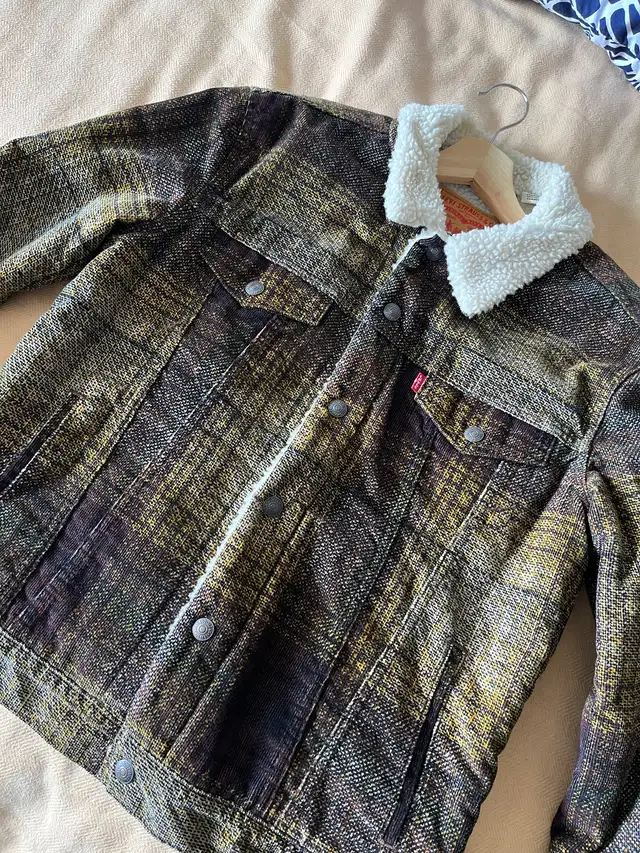 Levi’s Sherpa jacket size M men’s in Men's in City of Montréal - Image 2