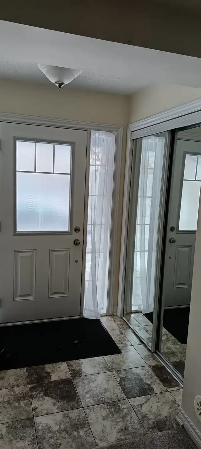 3-bedroom end unit townhouse in Kanata/Stittsville available now