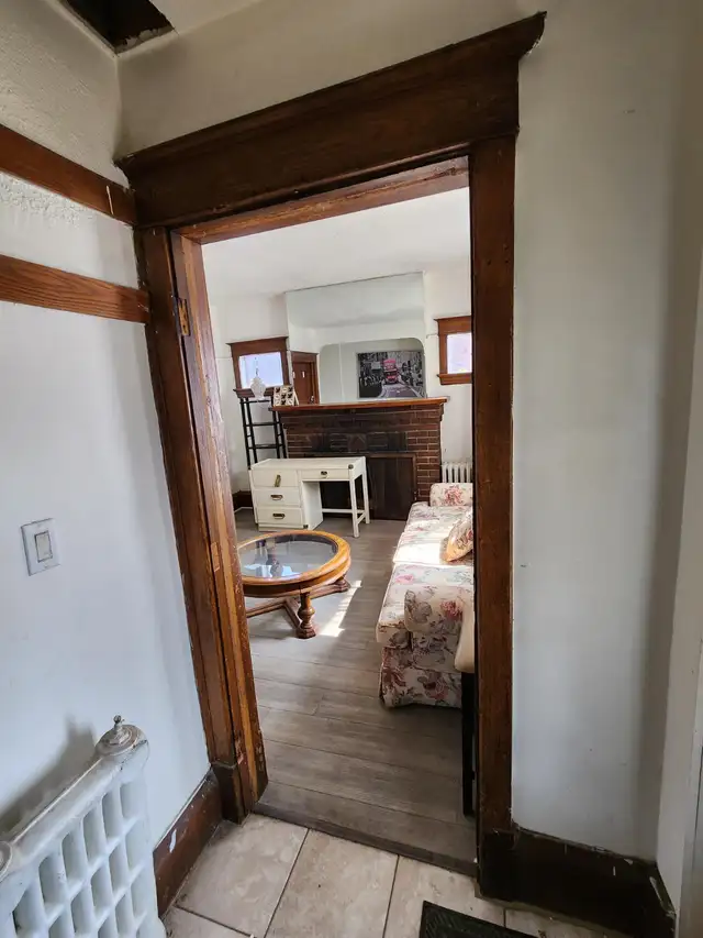 Spacious room, utilities   wifi all included St.Clair & Christie