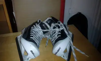 Patins presque neuf Bauer grandeur 5 Patins presque neuf CCM V 04 grandeur 5.5 Patins gardien Bauer...