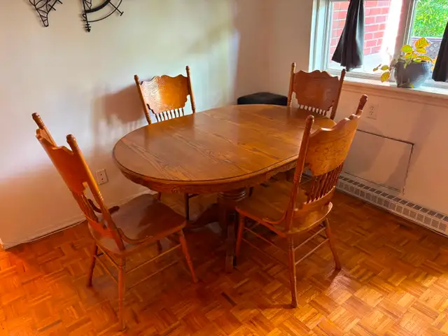 Vintage Solid Wood Pedestal Dining Table with 4 Matching Chairs in Dining Tables & Sets in City of Toronto - Image 5
