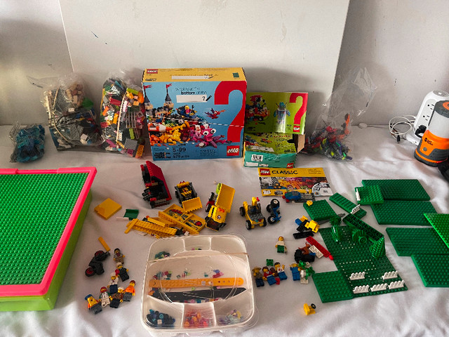 LEGO, LEGOS, Pick and Build – Bricks and Mini figures, dans Jouets et jeux  à Ville de Montréal