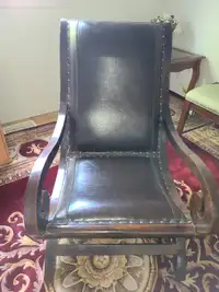 Une chaise longue bergère indonésienne en cuir veritable