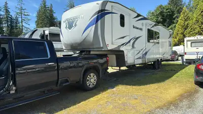 2015 Sandstorm by Forest River (viewing in Langley) Excellent condition 40 ft end to end fifth wheel...