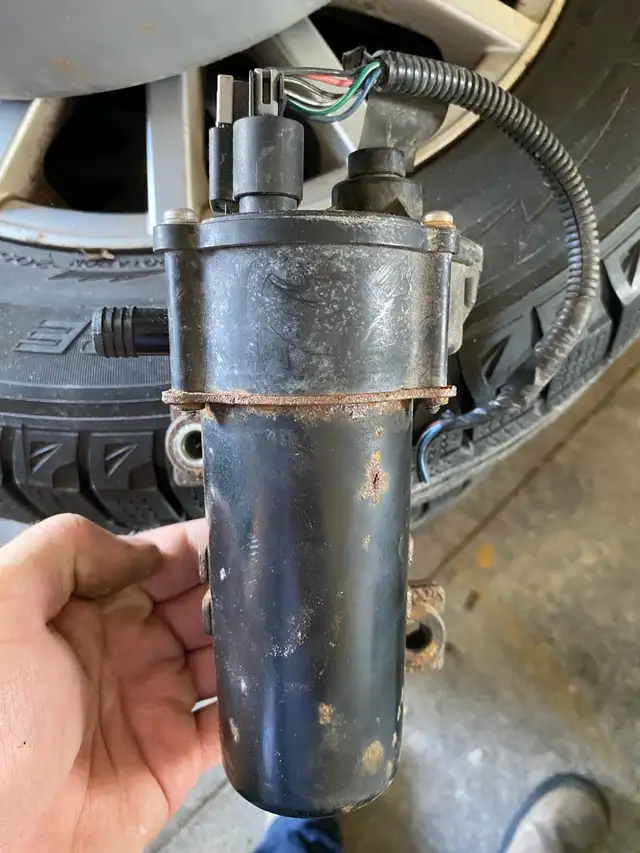 2003 - 2007 Silverado Avalanche Sierra parts in Auto Body Parts in London - Image 6