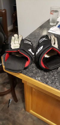 Youth hockey gloves