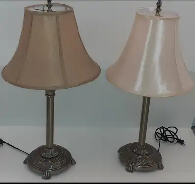 2× Portable table top lamps 31"tall. BEAUTIFUL ANTIQUE DESIGN, View more