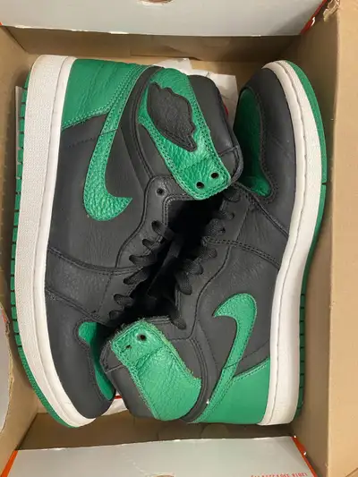 Get ready to elevate your sneaker game with these Air Jordan 1 Retro High Lucky Green shoes, size 9....