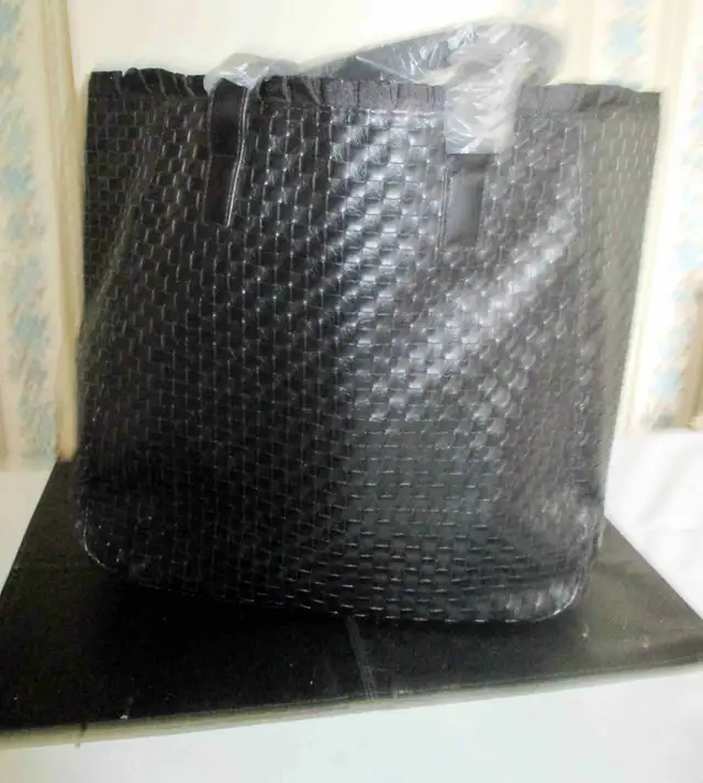 Woman’s  New Black Tote bag (DFU-0278) in Women's - Bags & Wallets in City of Toronto - Image 4