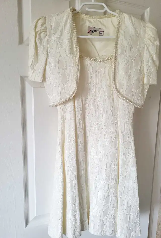 Girls Cream White Sleeveless Dress Bolero Jacket Pearls Size 14 in Kids & Youth in City of Toronto - Image 2