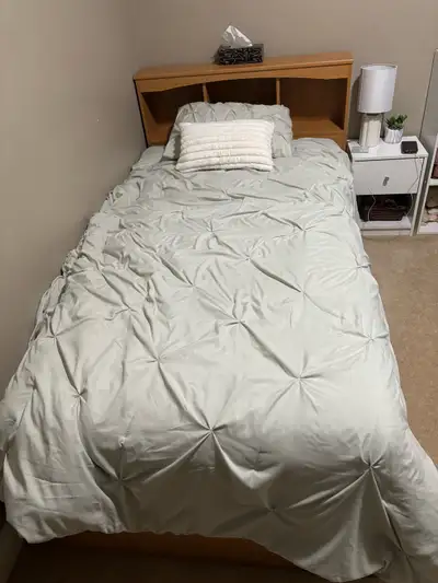 Twin Captains bed comes with shelving style headboard and 3 pull out drawers. Also includes a Simmon...