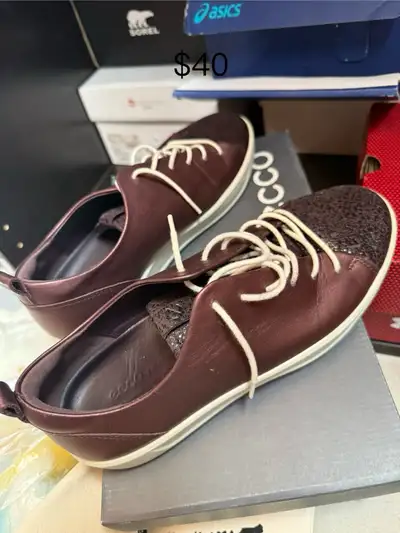 Elevate your casual wardrobe with these ECCO women's leather shoes, perfect for adding a touch of so...