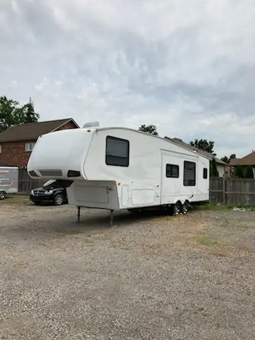 This pre-owned Keystone Cougar 5th wheel trailer is ready for your next adventure, featuring a comfo...