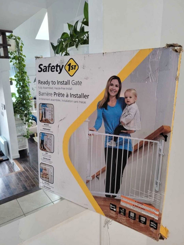 **NEUF**Safety 1st Barrière pour bébé prête à installer (blanc), dans Barrières, moniteurs et sécurité  à Longueuil/Rive Sud - Image 2