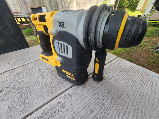 Dewalt 1" SDS Plus L-Shape Rotary Hammer Atomic 20-Volt Maximum in Power Tools in Windsor Region - Image 2
