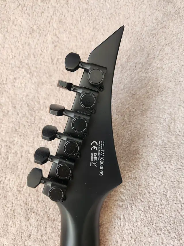 Solar E2.6C - Carbon Black Matte w/ Case in Guitars in Oakville / Halton Region - Image 6