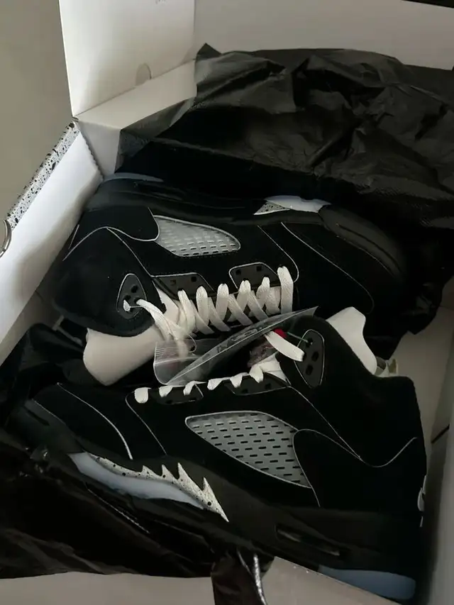 Air Jordan Retro 5 in Men's Shoes in City of Montréal - Image 2