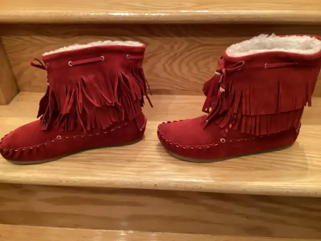 Botte NEUVE suède rouge avec franges BRONX pointure 38 in Women's - Shoes in Laval / North Shore - Image 3