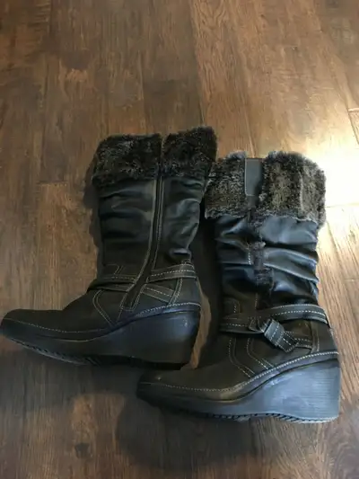 Women’s leather boots - size 9, View more