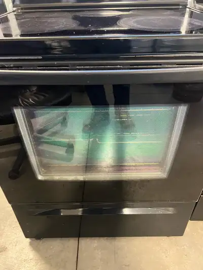 For sale stove brand Whirlpool it’s very clean and in great working condition.