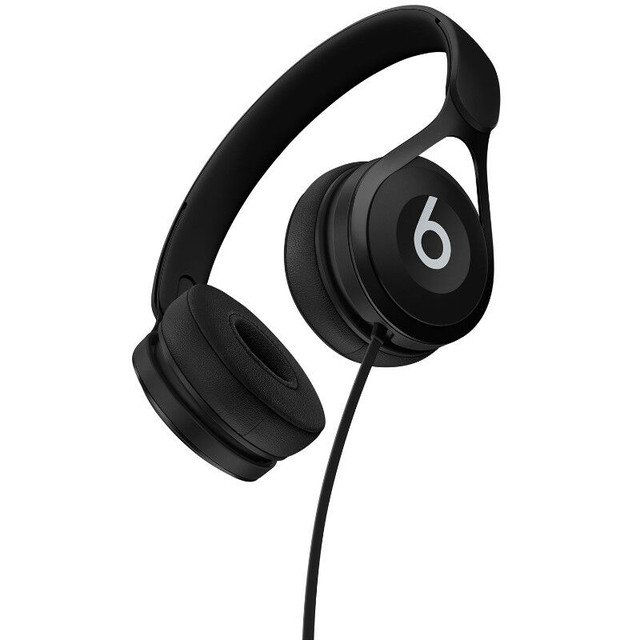 Beats Solo  Headphones-  White- NEW IN BOX dans Écouteurs  à Delta/Surrey/Langley - Image 4