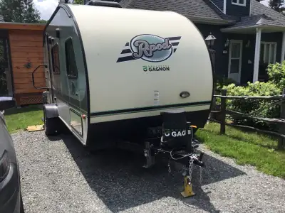 Roulotte R-Pod 19 , très bonne condition,pèse 2500 lbs. Info: 242-3715