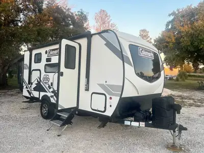 Caravane Coleman Rubicon 1708BH Une extension Lits superposés Porte extérieure pour le compartiment...