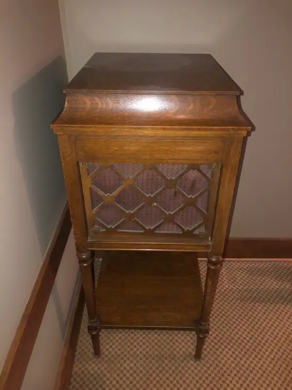 Gramophones- 3 units in Arts & Collectibles in Revelstoke - Image 2