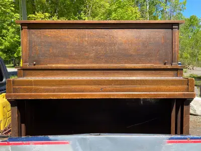 FREE PIANO 1932 DIRTY GOLDEN BROWN BOXY PLAIN JANE BASIC UPRIGHT FREE DELIVERY I’m not going to writ...