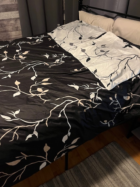 Reversible Duvet Cover - Queen Set in Bedding in Ottawa - Image 3