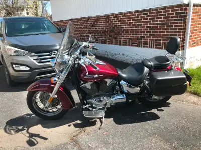 Moto Honda vtx1300. Années 2006. Couleur rouge cerise .Raison de vente j’ai eu 70 ans et je prends m...