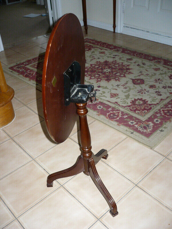 Side table in Arts & Collectibles in Hamilton