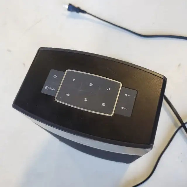 Bose - SoundTouch 10 in Speakers in Burnaby/New Westminster - Image 3